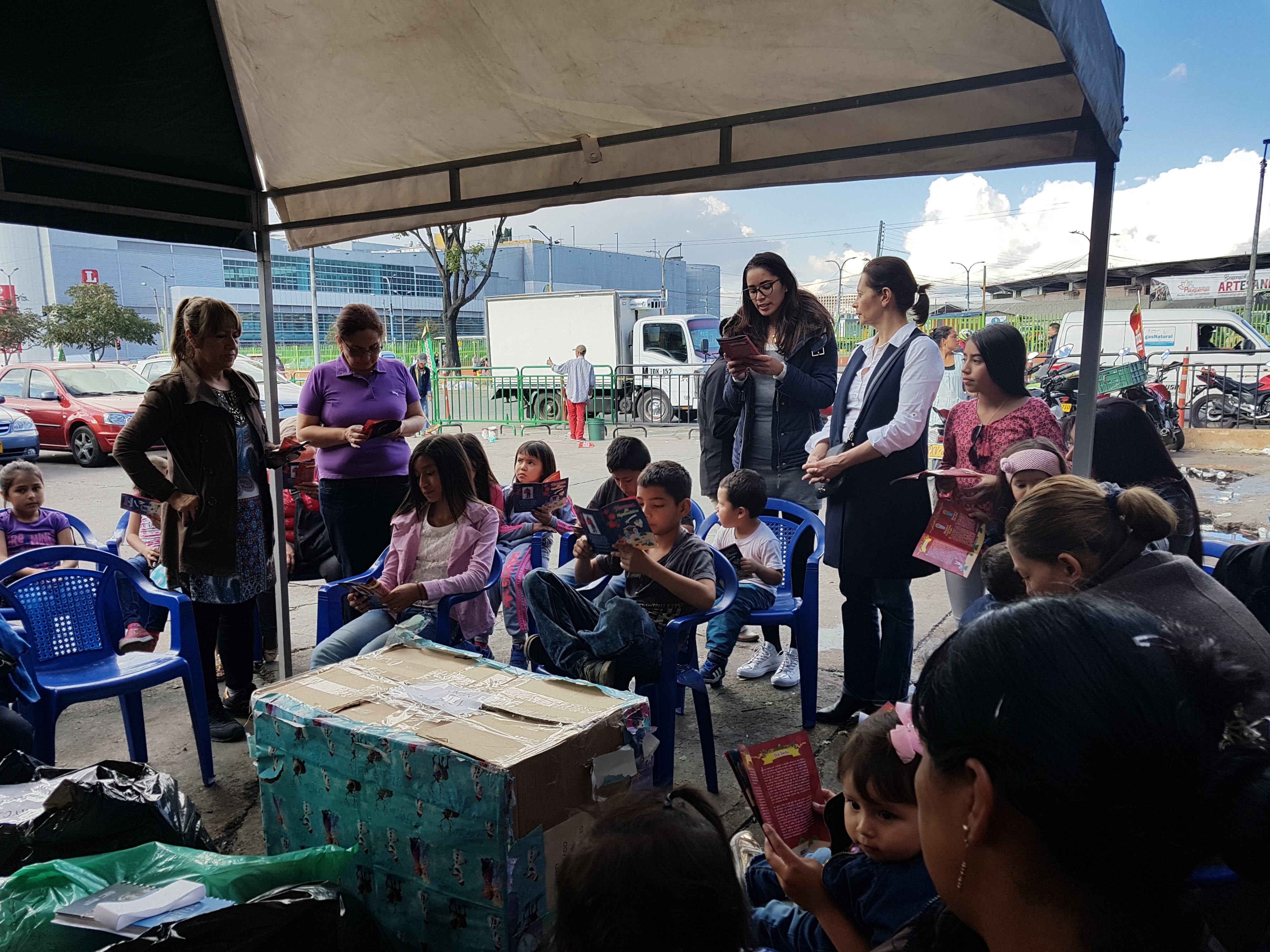 200 niños reciben regalos de NaviDarSonrisas en Paloquemao 200 niños reciben regalos de NaviDarSonrisas en Paloquemao