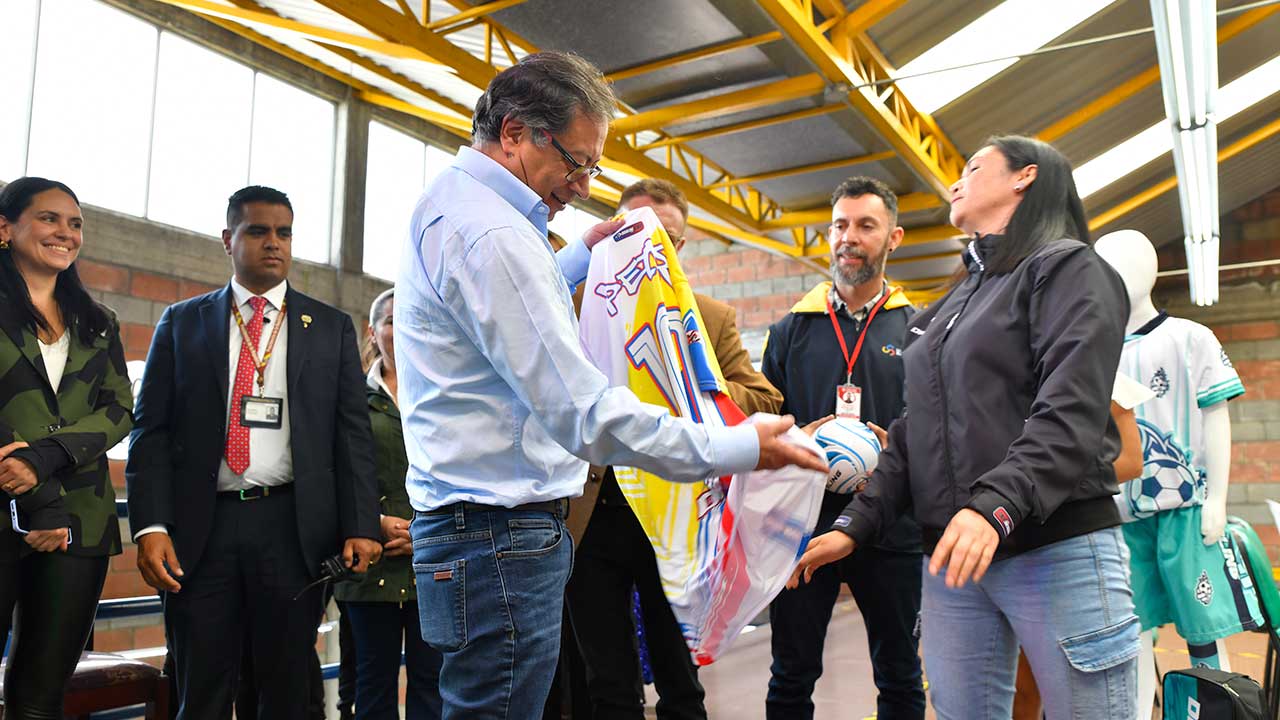 Presidente Petro propuso forjar la primera red de zascas juveniles dedicadas a software, ingeniería de programación y vincularlas a la economía popular en Ciudad Bolívar Presidente Petro propuso forjar la primera red de zascas juveniles dedicadas a software, ingeniería de programación y vincularlas a la economía popular en Ciudad Bolívar