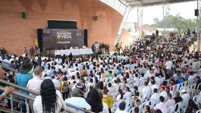 Juntemos nuestras fuerzas para construir la paz y transformar la región, propone presidente Petro a campesinos de Arauca Juntemos nuestras fuerzas para construir la paz y transformar la región, propone presidente Petro a campesinos de Arauca