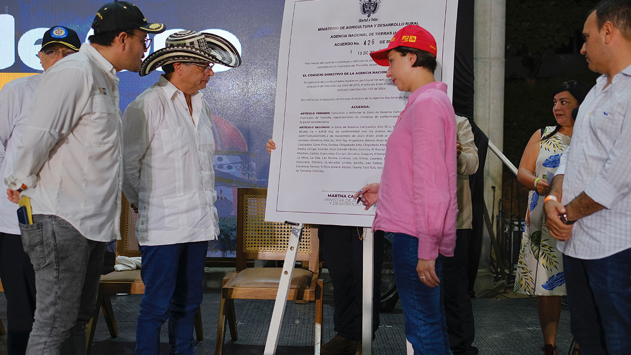 Gobierno entregó 141 nuevos títulos de predios a campesinos en Ciénaga de Oro, Córdoba Gobierno entregó 141 nuevos títulos de predios a campesinos en Ciénaga de Oro, Córdoba