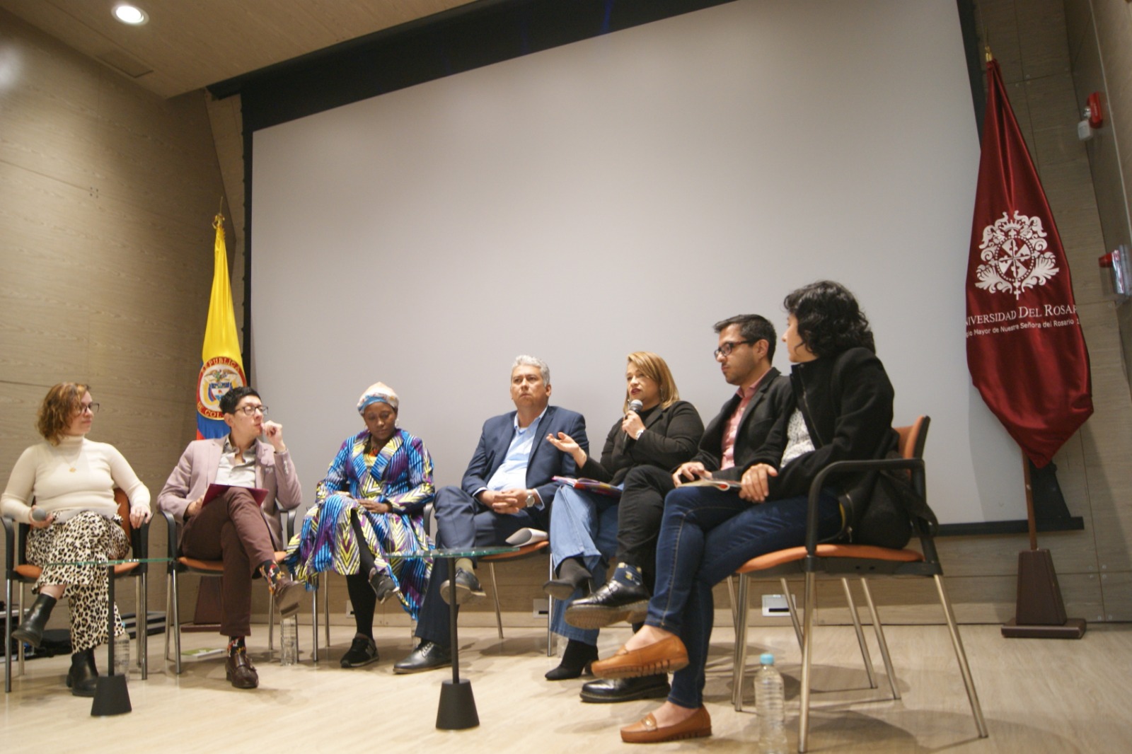 Diálogo de saberes entre Estado y academia, en torno a la economía popular Diálogo de saberes entre Estado y academia, en torno a la economía popular