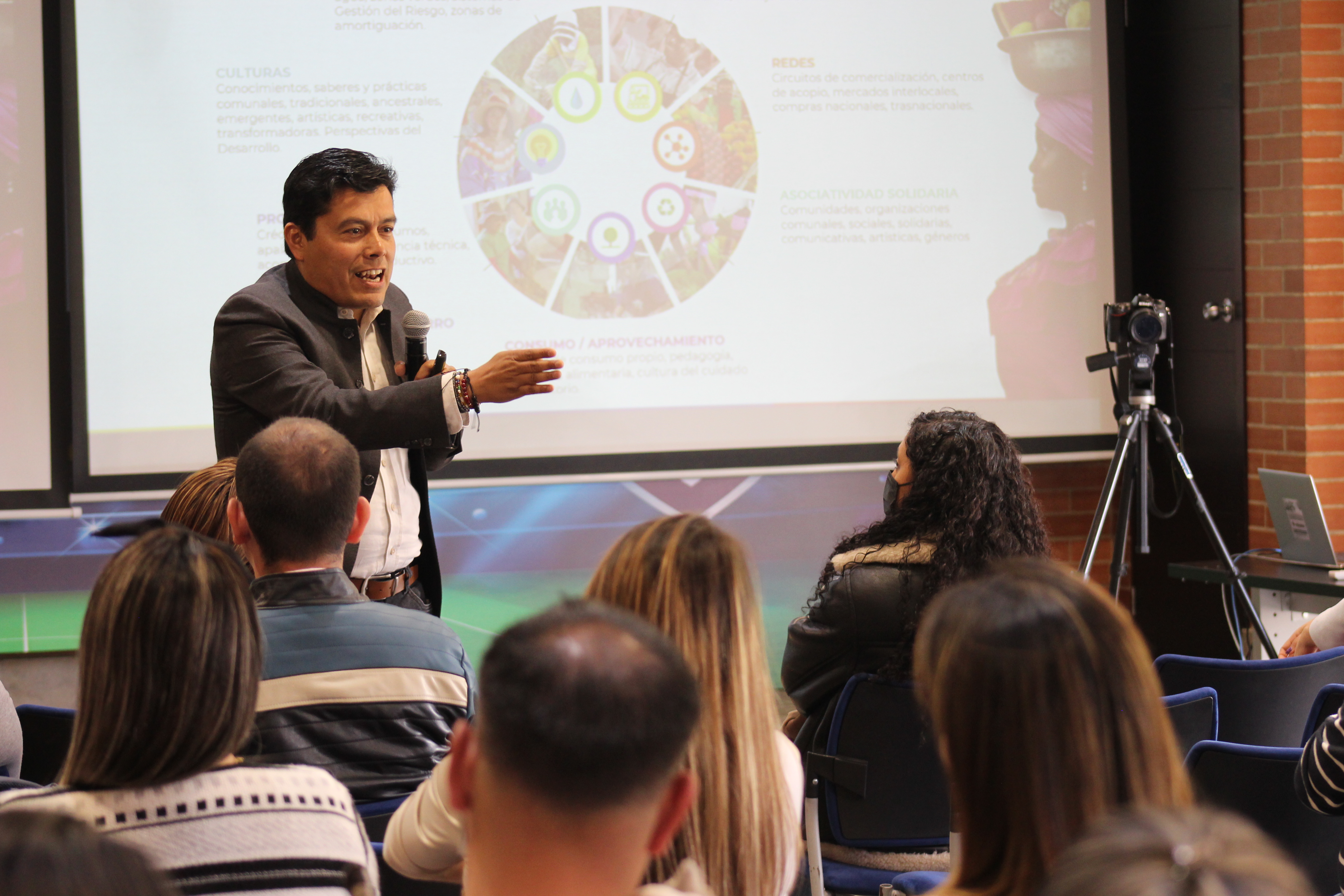 La UAEOS dialoga con la academia sobre asociatividad