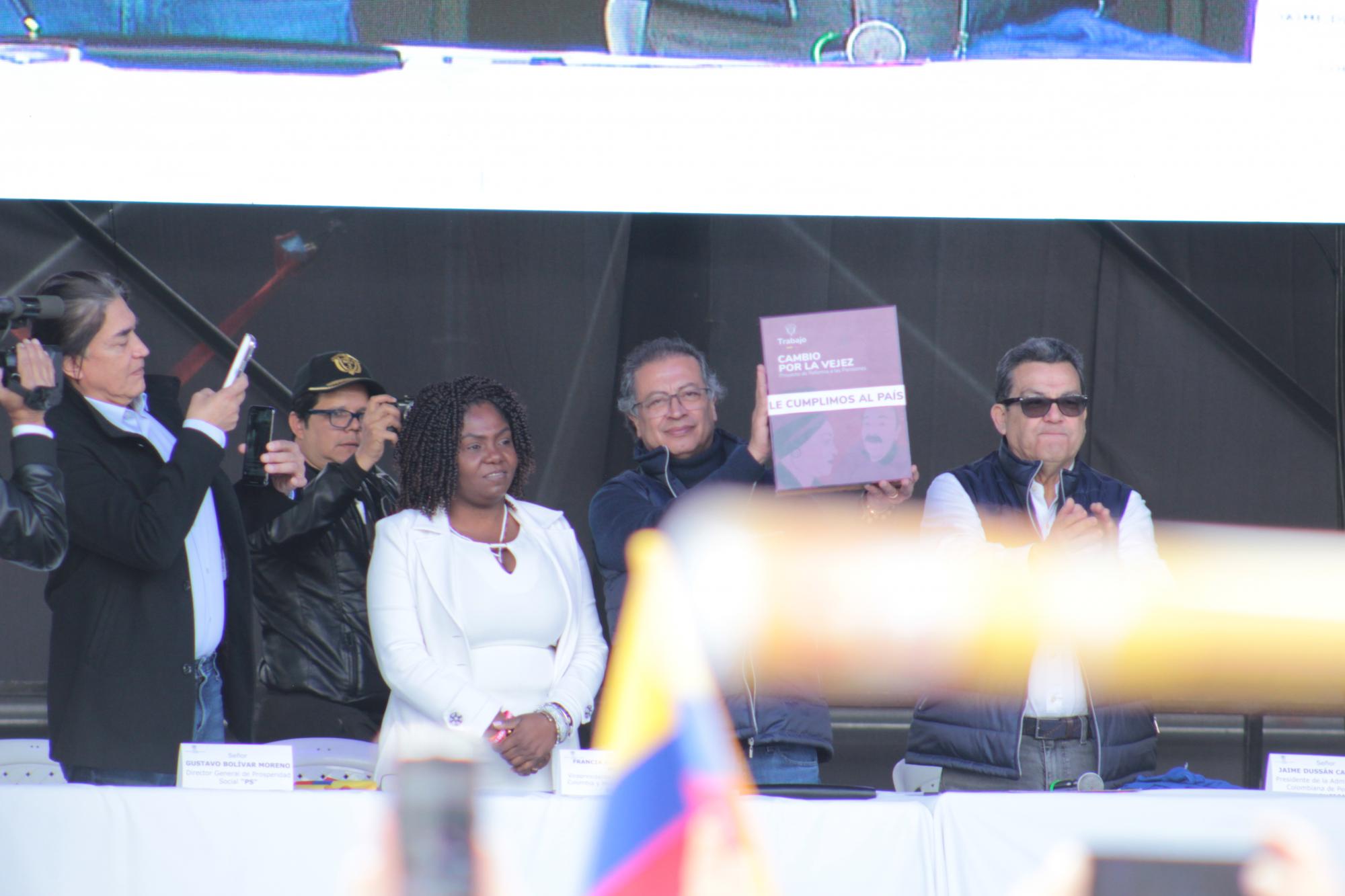 El presidente Gustavo Petro  sancionó la Reforma Pensional en la Plaza de Bolívar