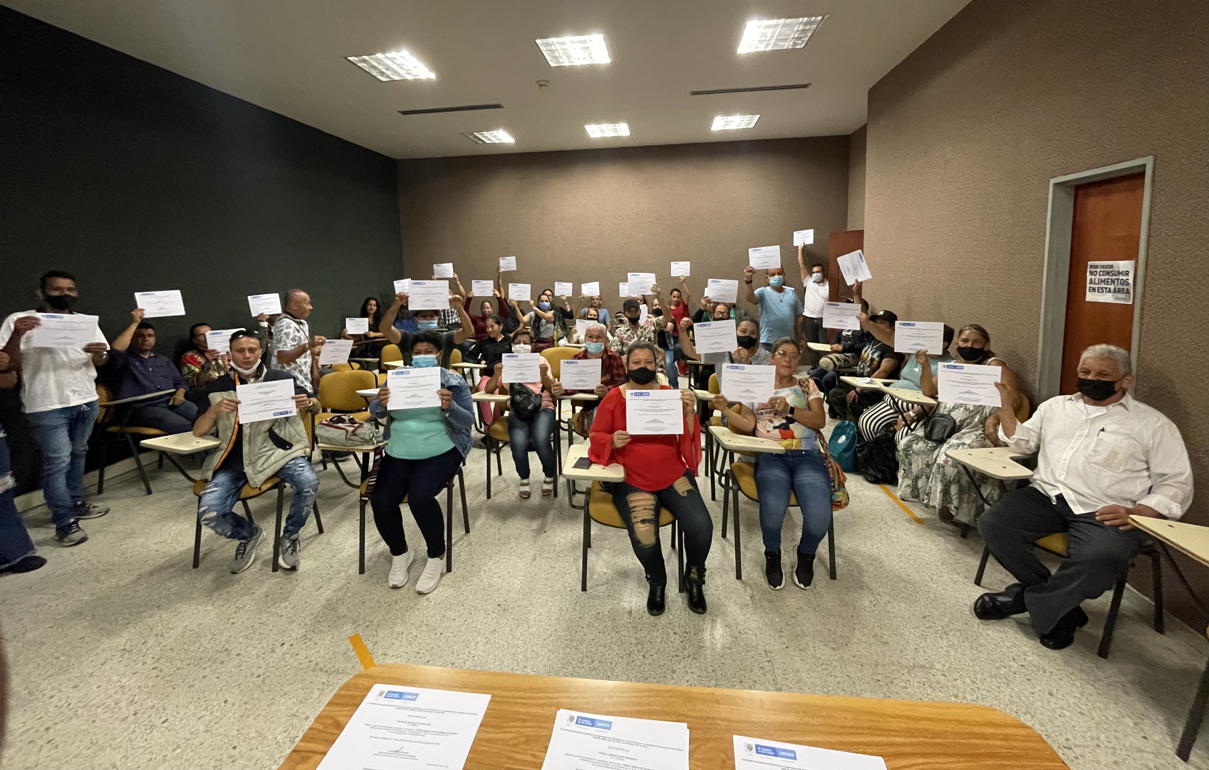 61 vendedores informales de Pereira se certificaron en el Curso Básico de Economía Solidaria de la UAEOS 61 vendedores informales de Pereira se certificaron en el Curso Básico de Economía Solidaria de la UAEOS
