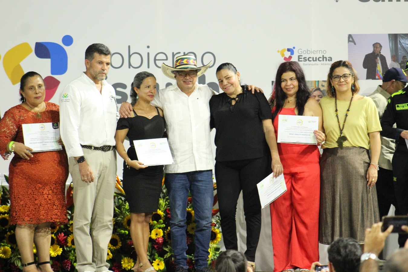 Petro entrega créditos de economía popular a familias del Atlántico Petro entrega créditos de economía popular a familias del Atlántico