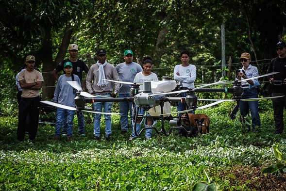 Del azadón al dron Del azadón al dron