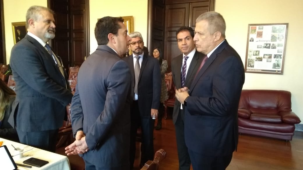 cooperativo Mesa de diálogo