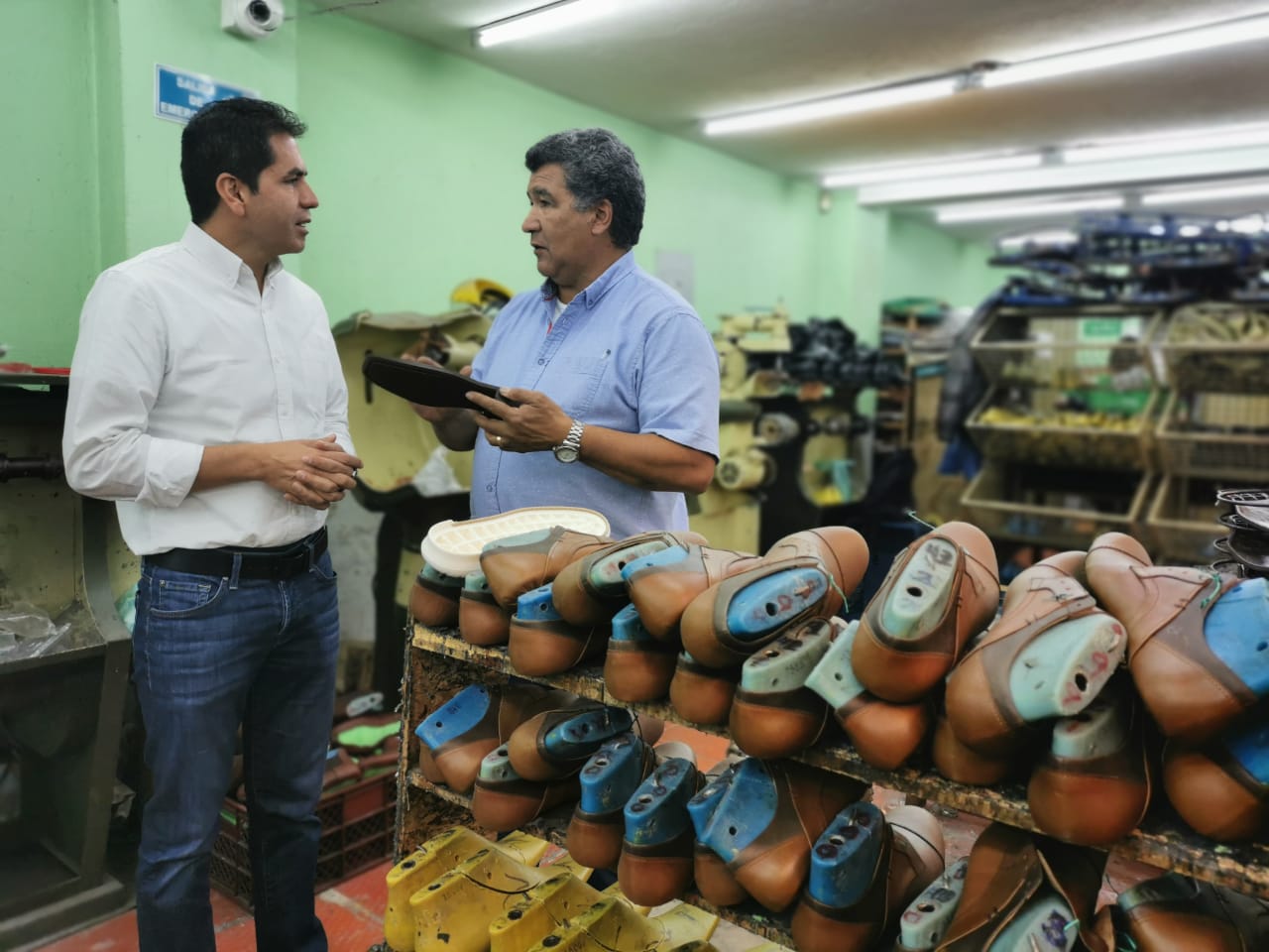 Director de la UAEOS visitó a fabricantes de calzado Director de la UAEOS visitó a fabricantes de calzado