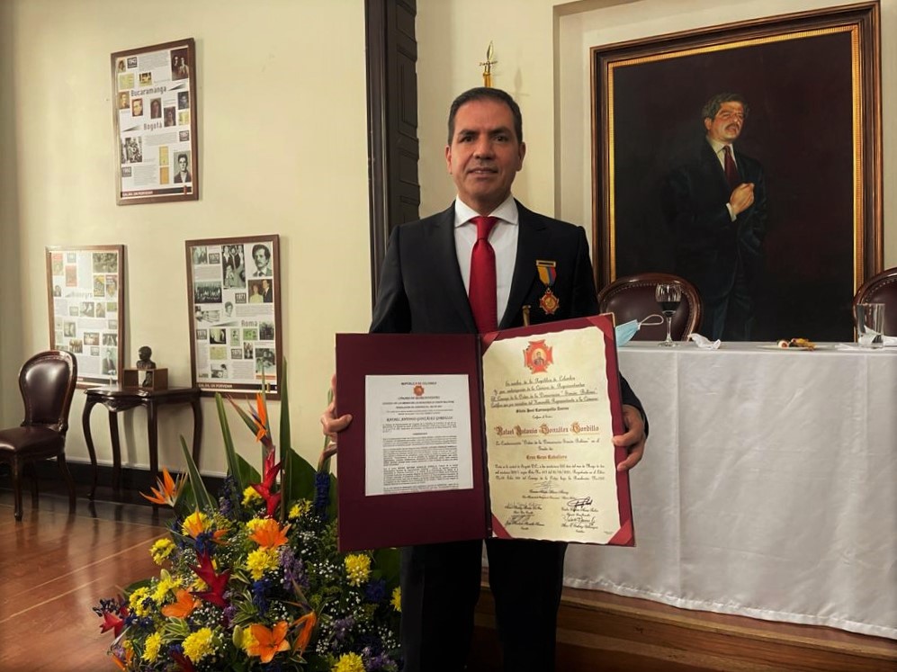 Condecoración al director Orden de la Democracia Simón Bolívar en el Grado "Cruz Gran Caballero”