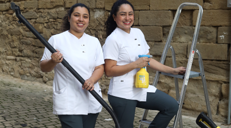 Dos hermanas colombianas con una cooperativa en España