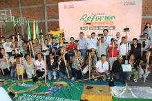 Más de 6 mil hectáreas se entregaron a los campesinos en 8 departamentos en forma simultánea 