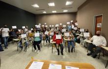61 vendedores informales de Pereira se certificaron en el Curso Básico de Economía Solidaria de la UAEOS