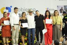 Petro entrega créditos de economía popular a familias del Atlántico