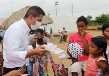 Entrega de regalos liderada por la UAEOS